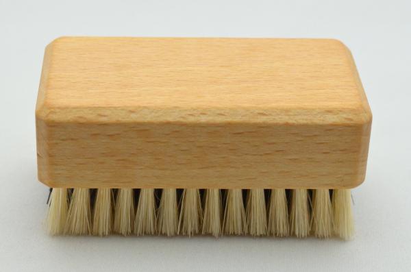Nagelbürste Buchenholz mit hellen und schwarzen Naturborsten. Bürstenfabrik Keller seit 1869 Nagelbürste Buchenholz mit hellen und schwarzen Naturborsten. Bürstenfabrik Keller seit 1869